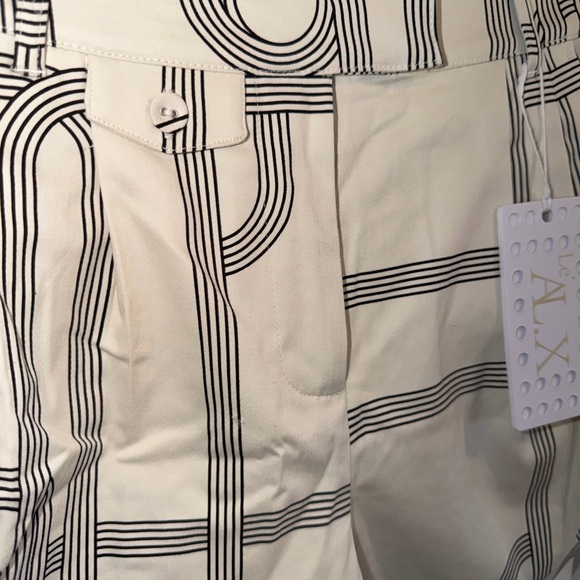 Geometric Patterned Shorts - Picture 4 of 5